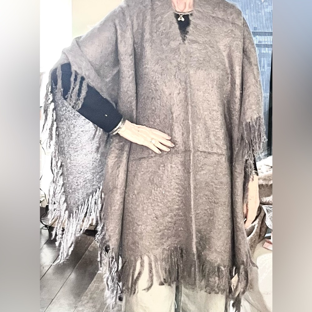 NWT ULTRA LUX KID MOHAIR PONCHO. One size Animal lovers’ fur Final price